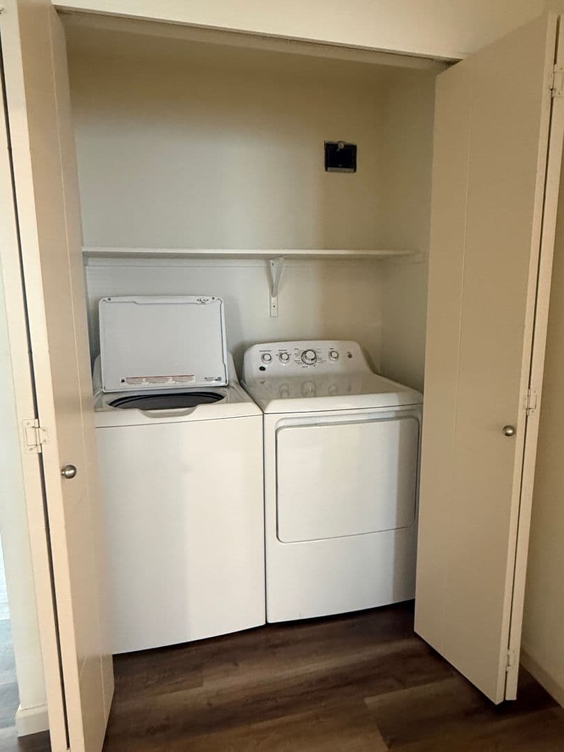 Sisters Apartment: 920 W. Felicity Ln