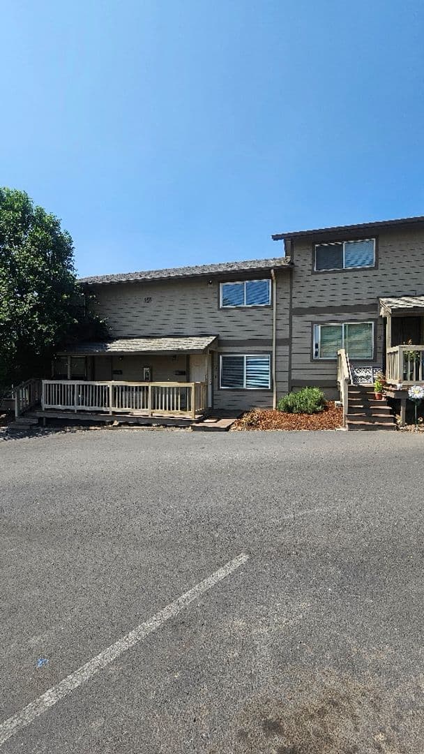 Prineville Apartment: 955 NE Elm St