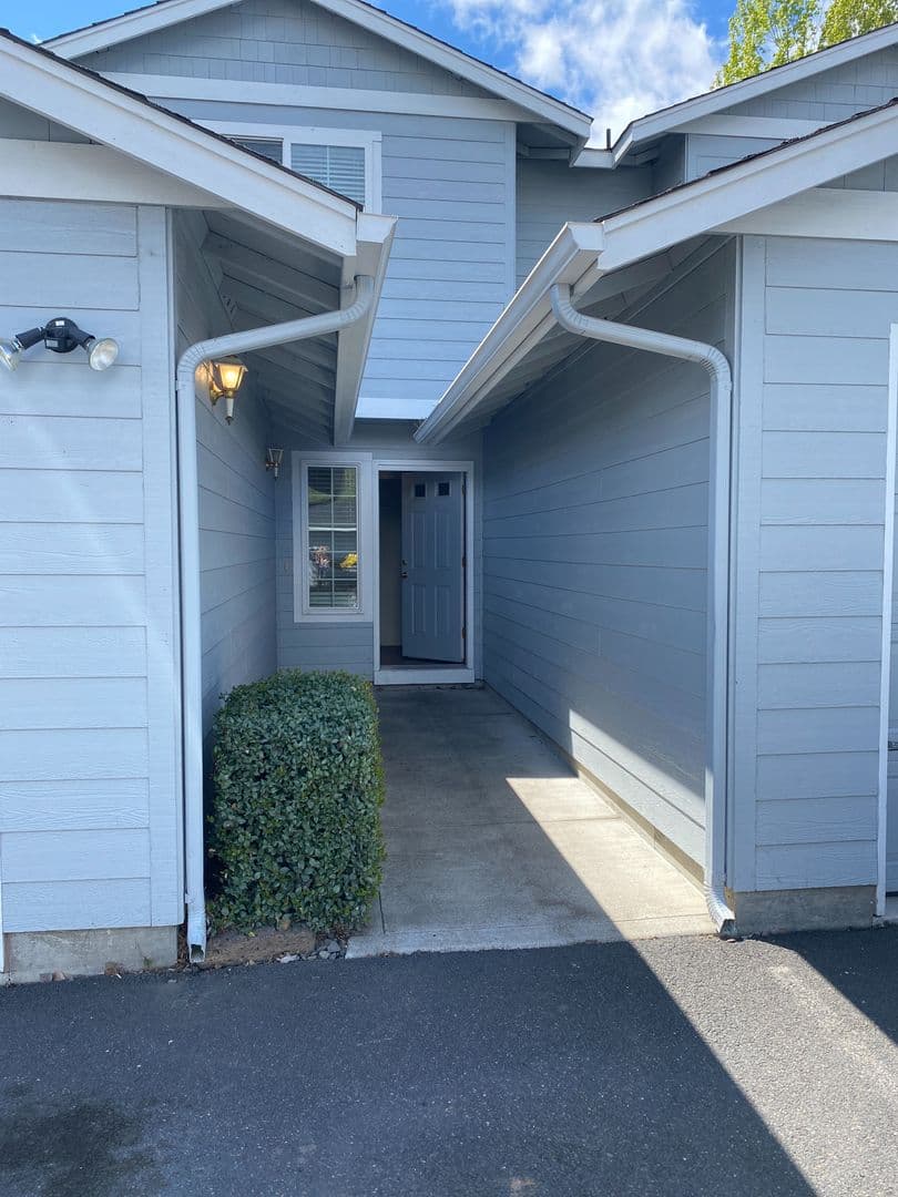 Redmond Apartment: 2566 SW Yew Avenue
