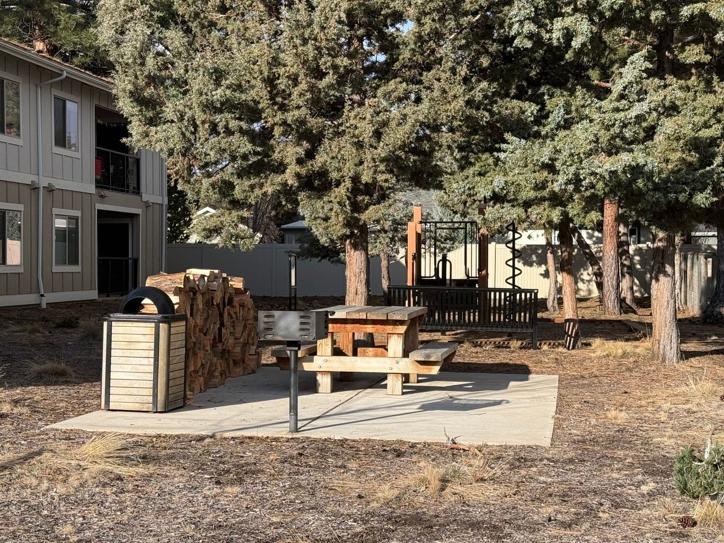 Sisters Apartment: 920 W. Felicity Ln