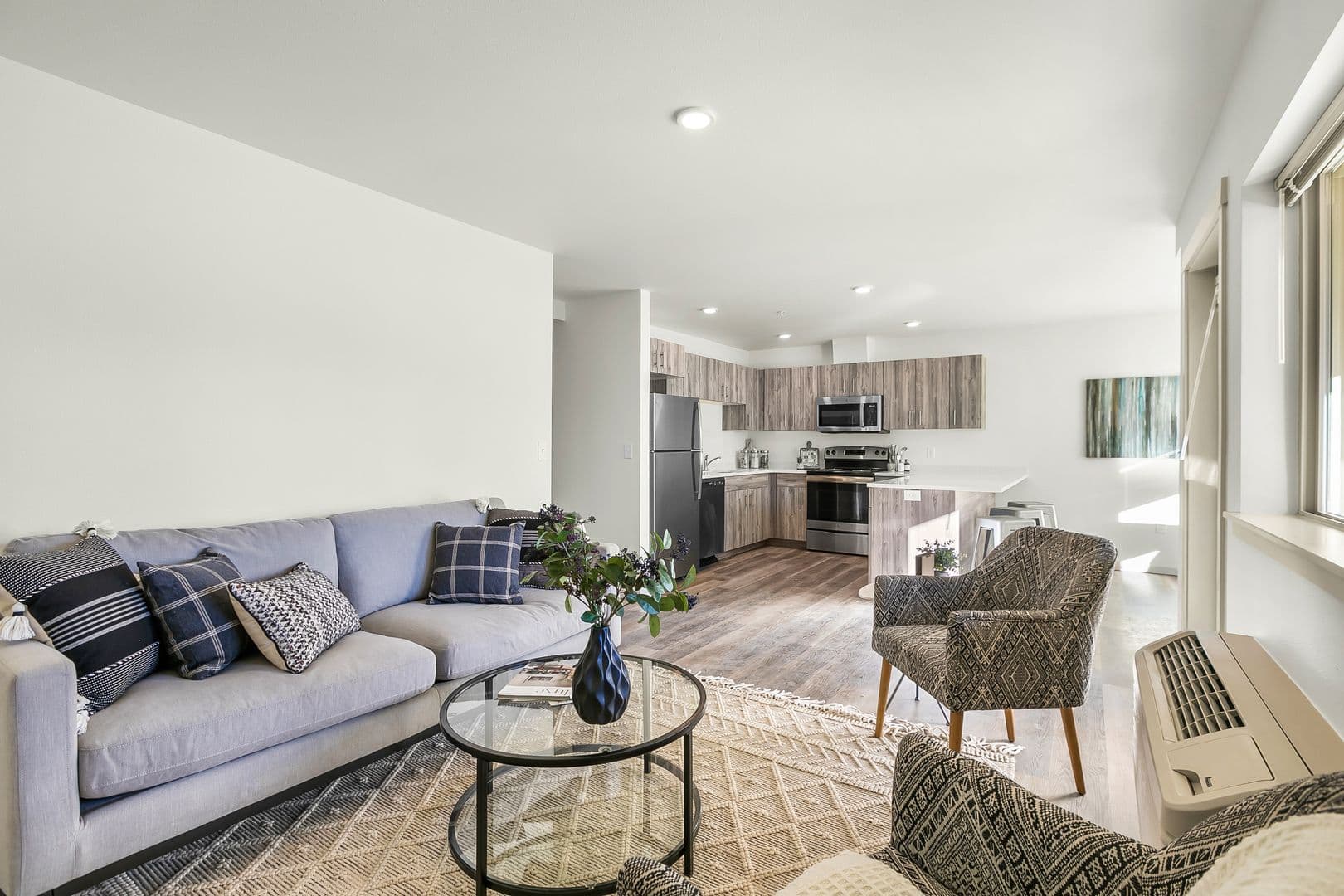 Sisters Apartment: 940 W. Felicity Ln
