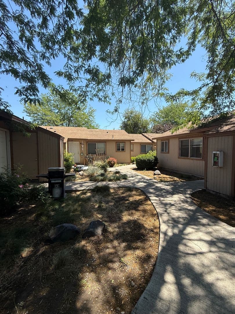Prineville Apartment: 210 SE 5th st -unit 11