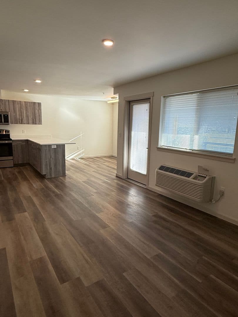 Sisters Apartment: 920 W. Felicity Ln
