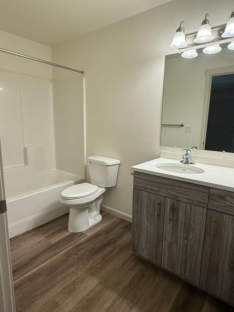 Sisters Apartment: 940 W. Felicity Ln