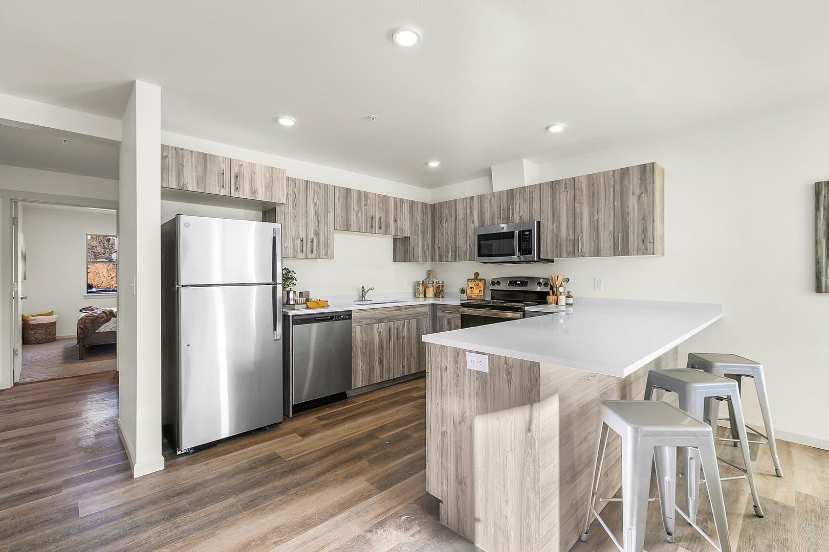 Sisters Apartment: 920 W. Felicity Ln