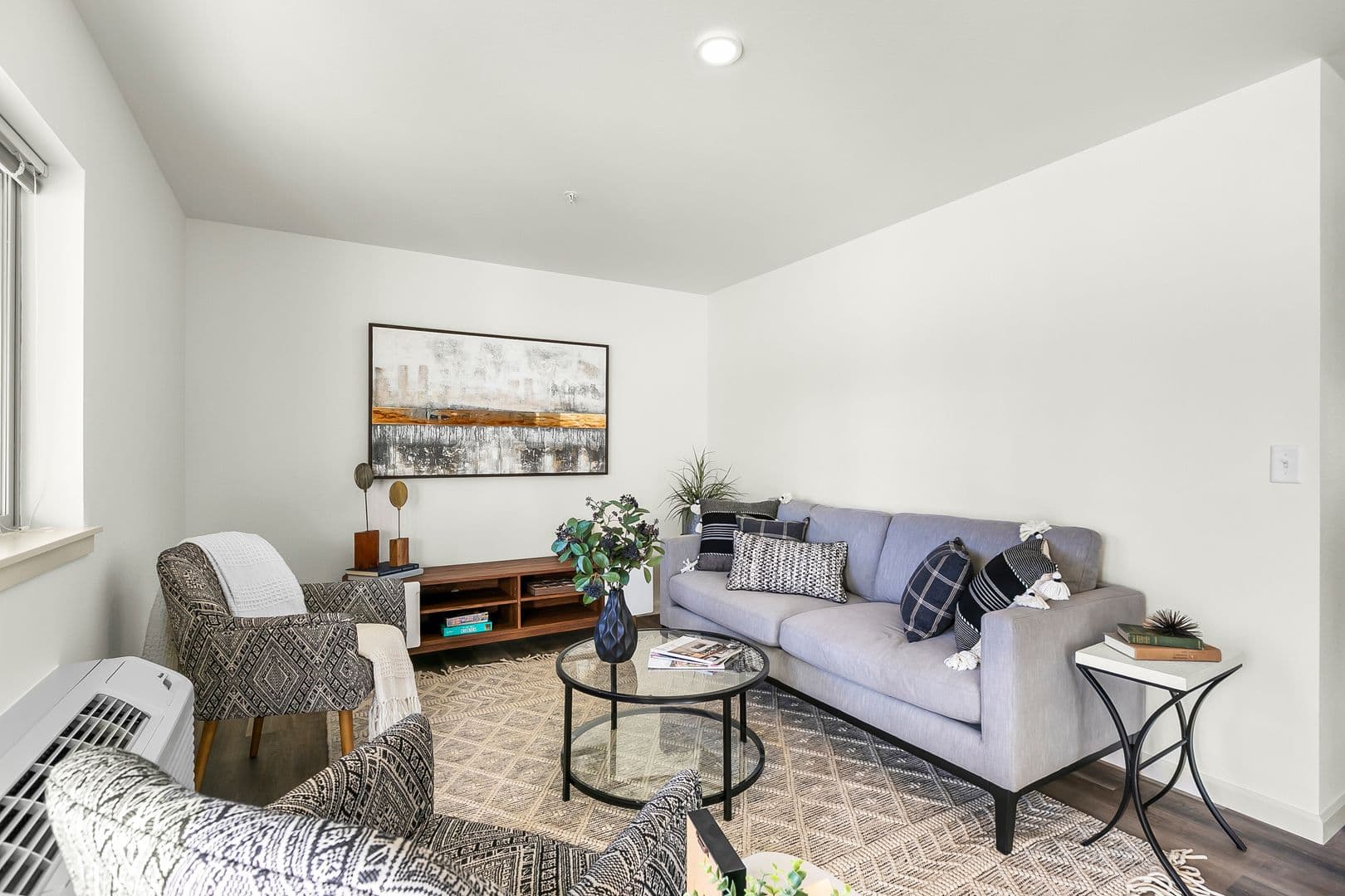 Sisters Apartment: 920 W. Felicity Ln