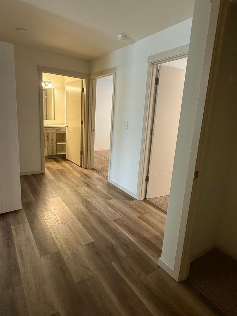 Sisters Apartment: 920 W. Felicity Ln