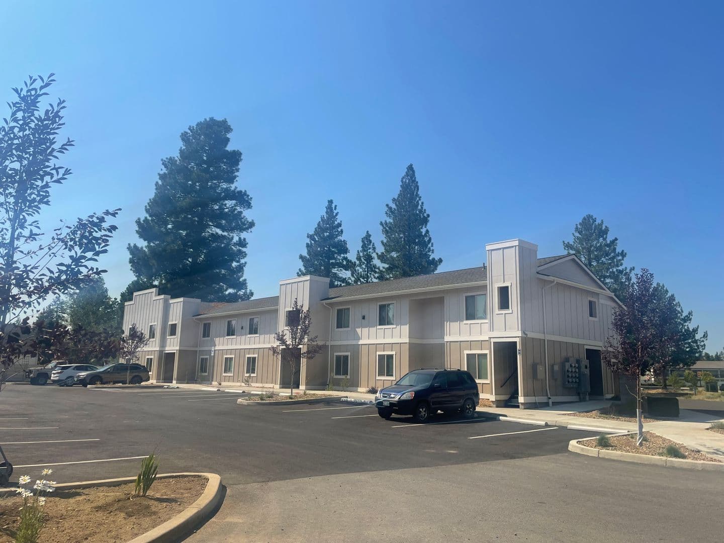 Sisters Apartment: 940 W. Felicity Ln