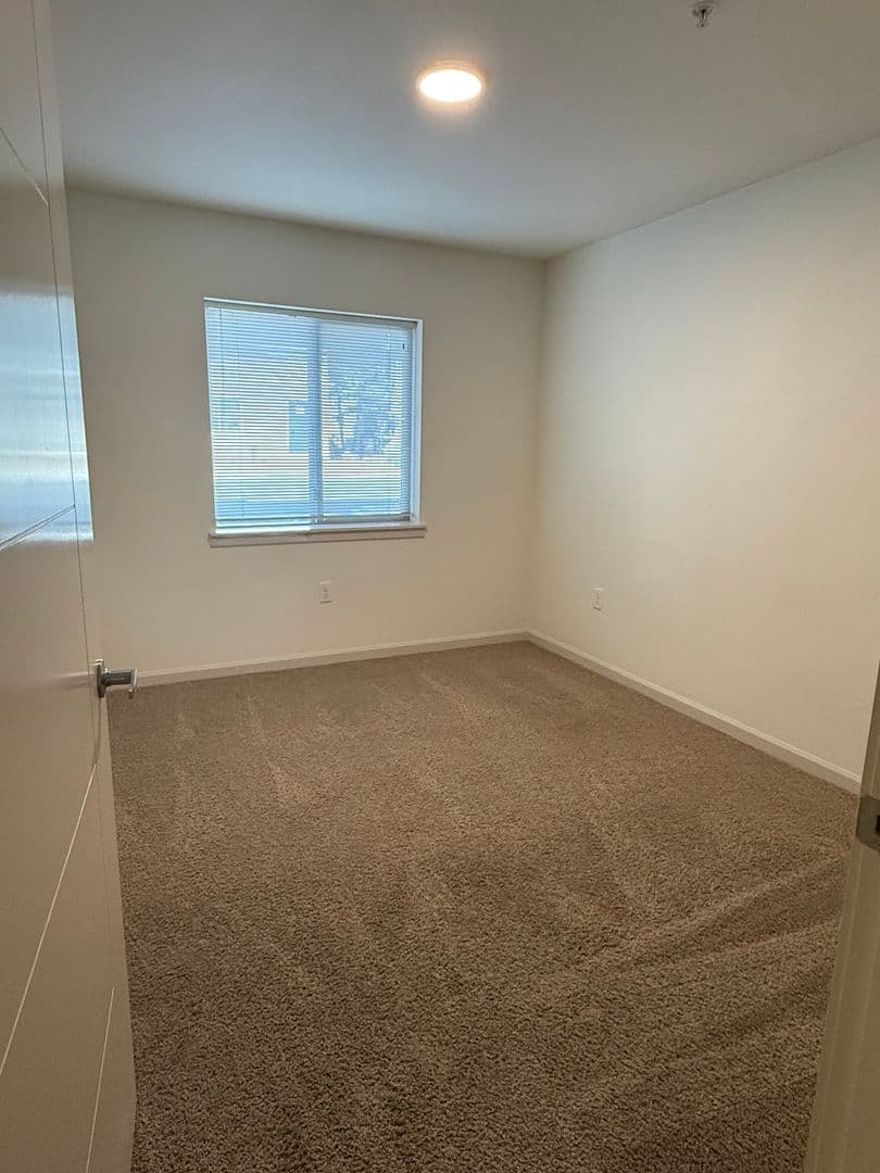 Sisters Apartment: 920 W. Felicity Ln