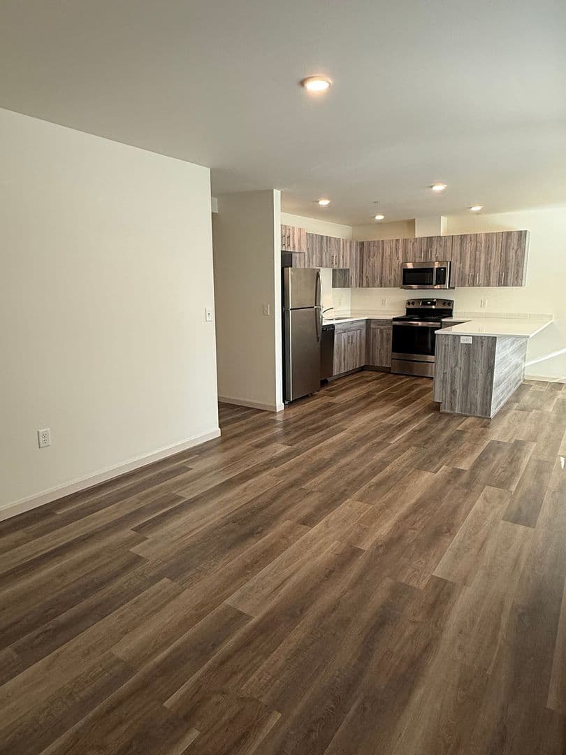 Sisters Apartment: 940 W. Felicity Ln