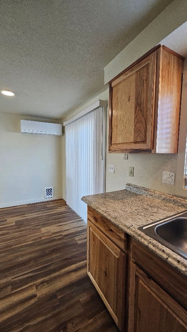 Prineville Apartment: 955 NE Elm St