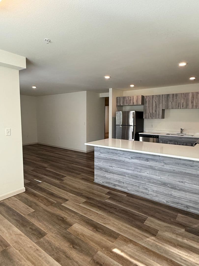 Sisters Apartment: 940 W. Felicity Ln
