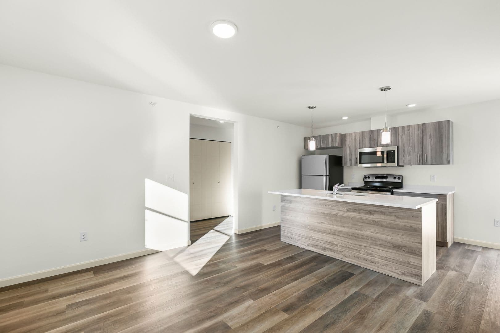 Sisters Apartment: 920 W. Felicity Ln
