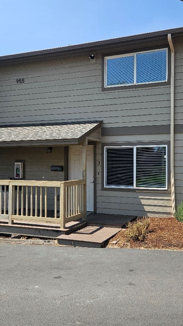 Prineville Apartment: 955 NE Elm St