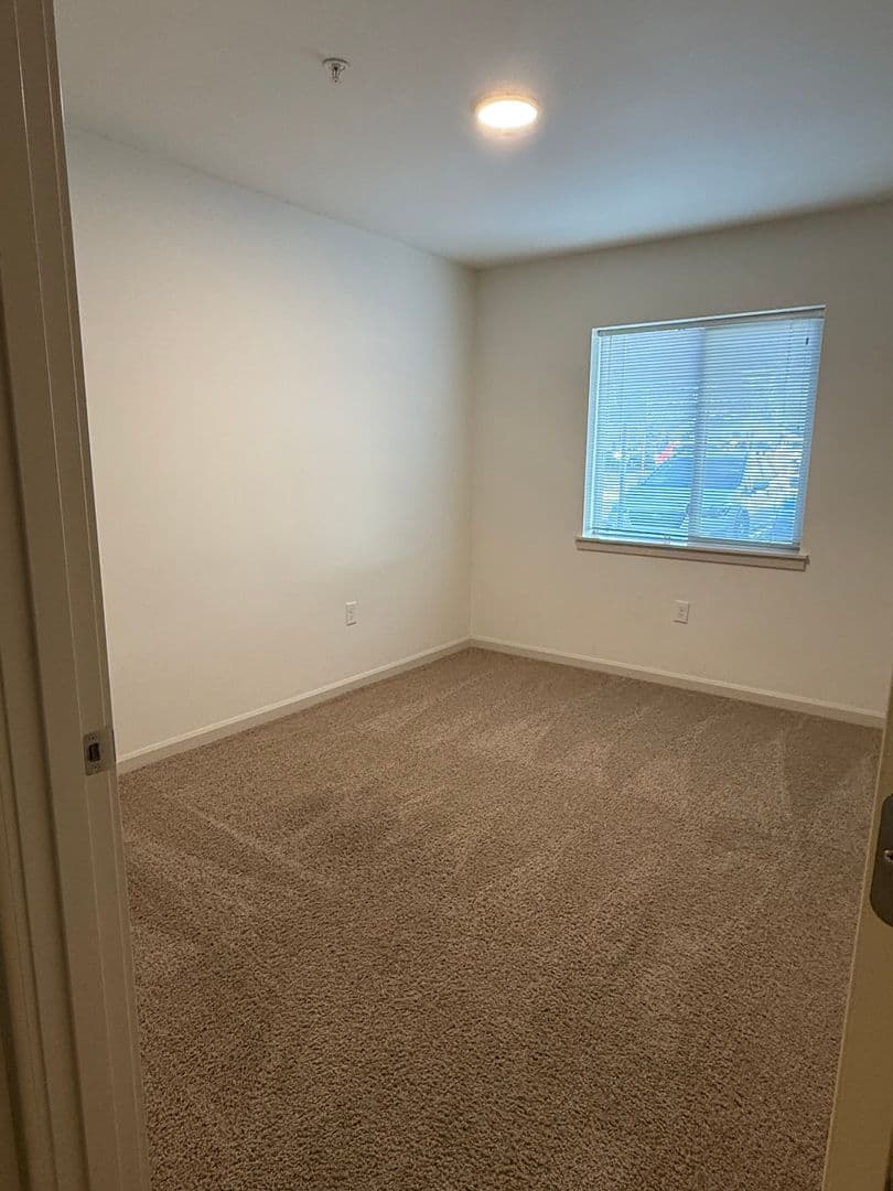 Sisters Apartment: 940 W. Felicity Ln