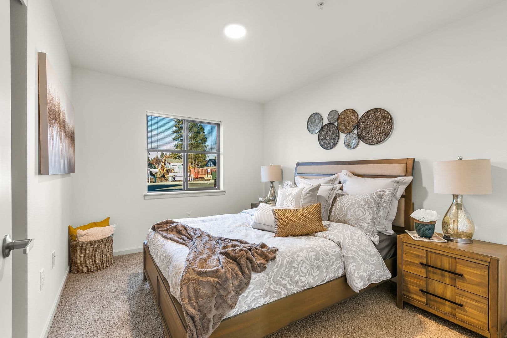 Sisters Apartment: 920 W. Felicity Ln