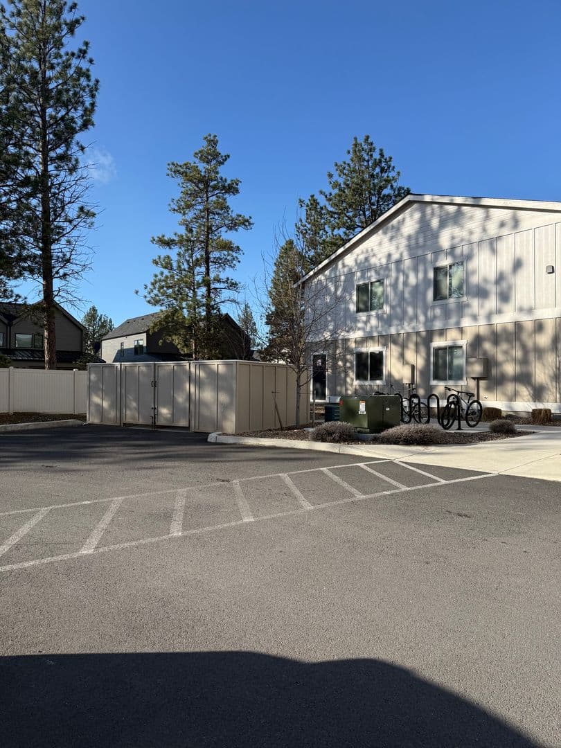 Sisters Apartment: 940 W. Felicity Ln