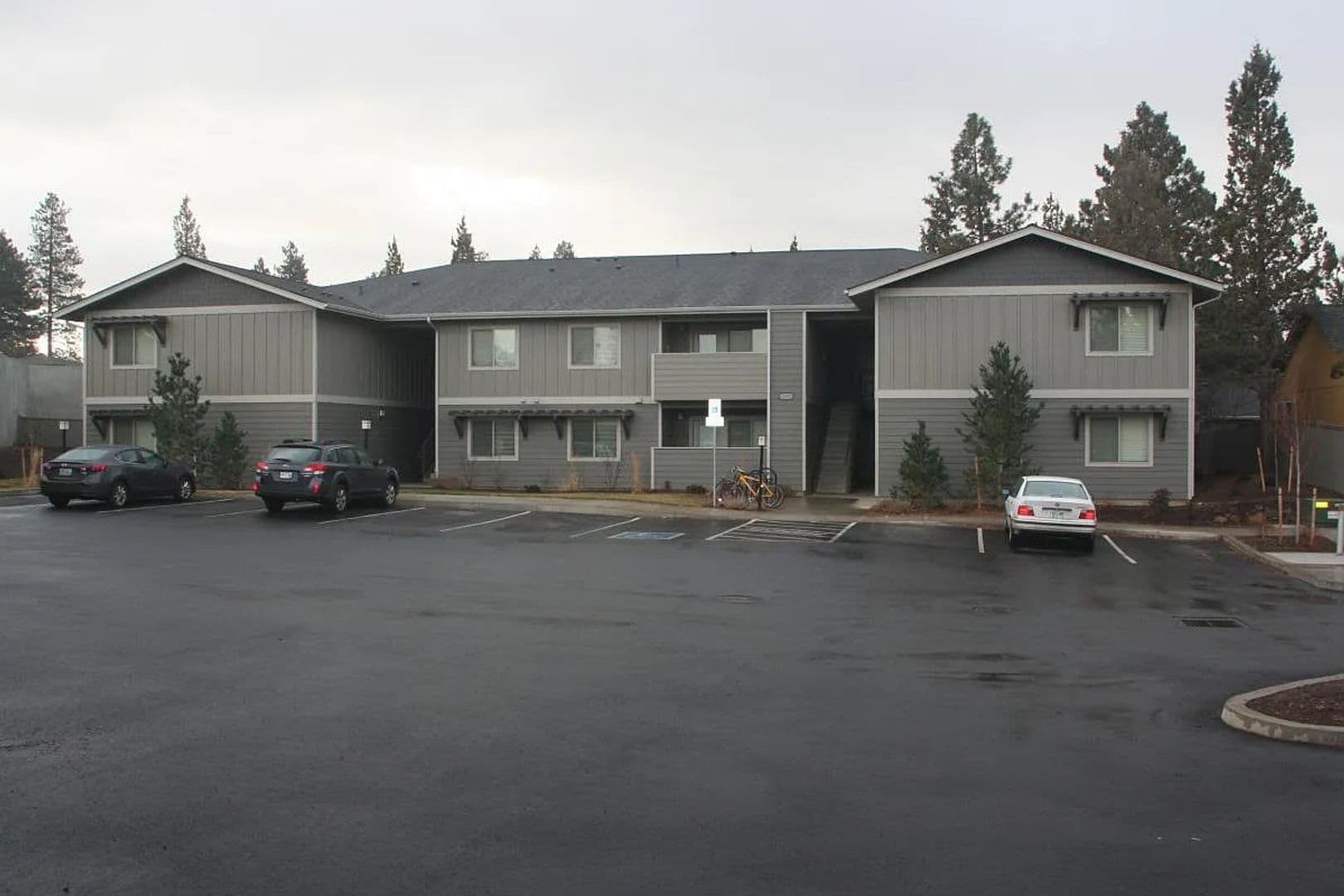 Bend Apartment: 206- 200 SW Summer Lake Dr