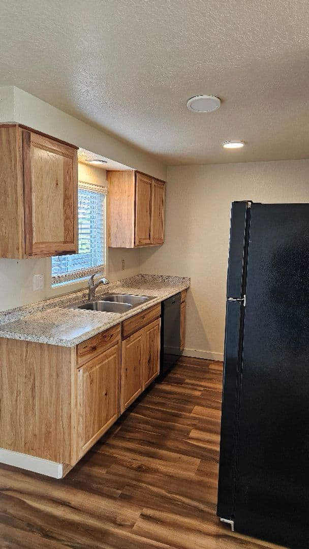 Prineville Apartment: 955 NE Elm St