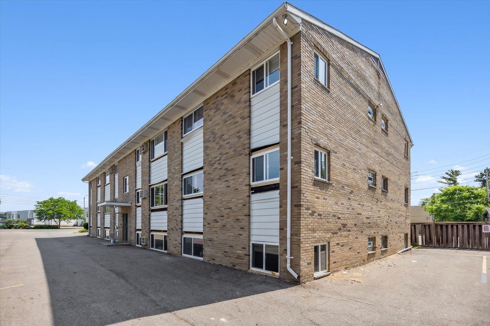 Lansing Apartment: 4221 N. Grand River Ave