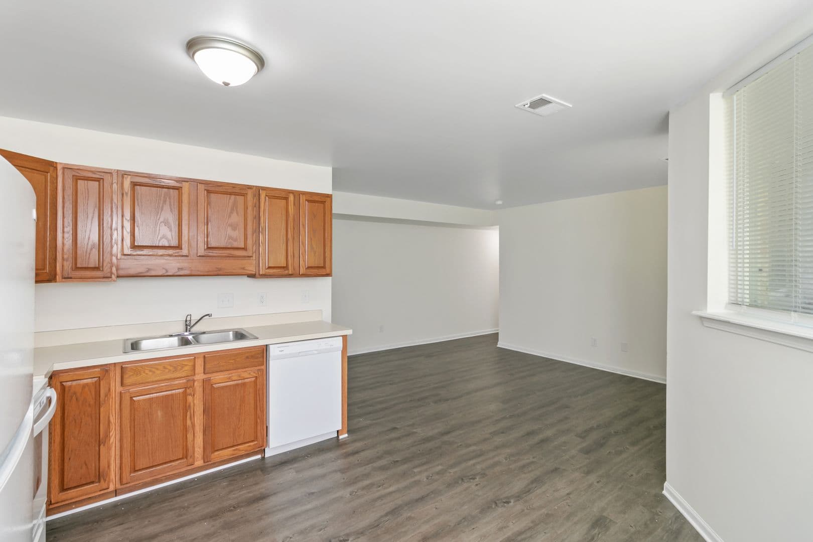 Linden Apartment: 13180 Ripley Street