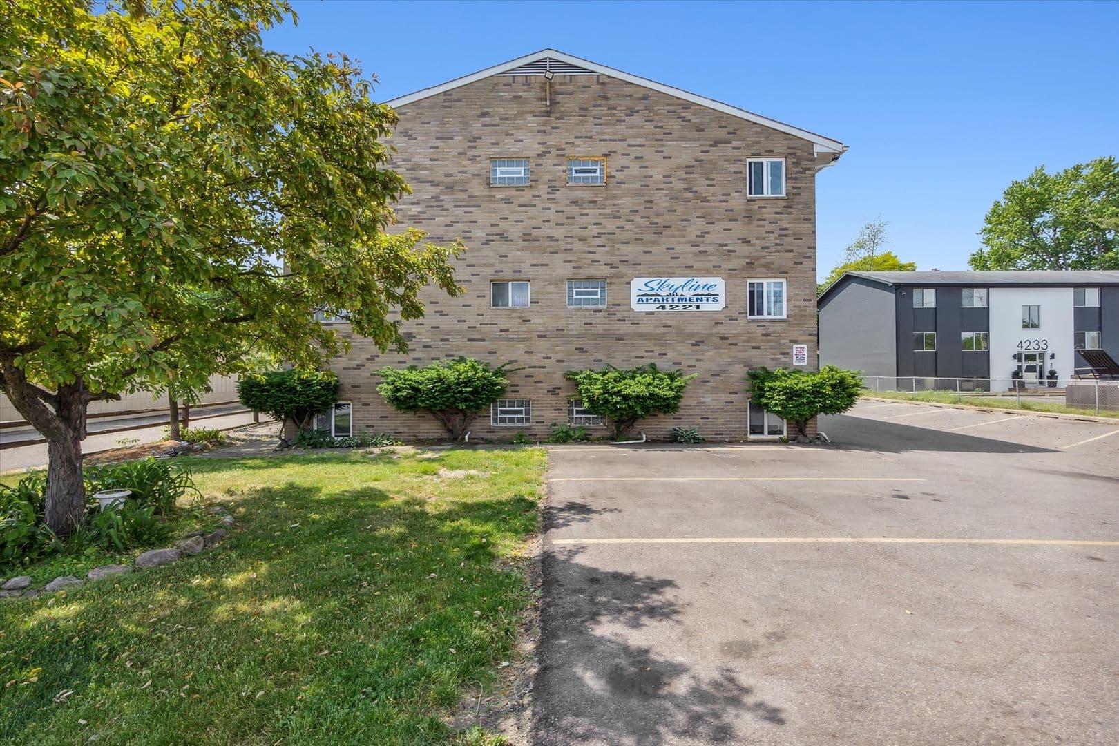 Lansing Apartment: 4221 N. Grand River Ave
