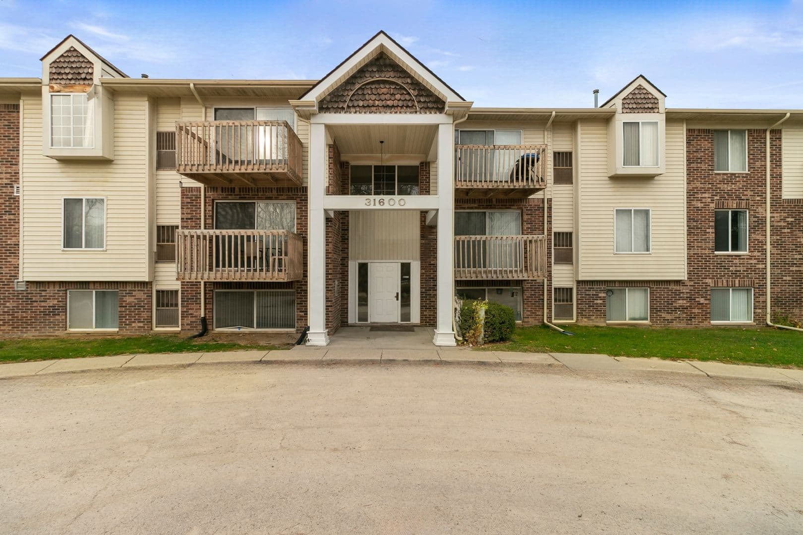 Farmington Hills Apartment: 31600 W. Nine Mile Rd