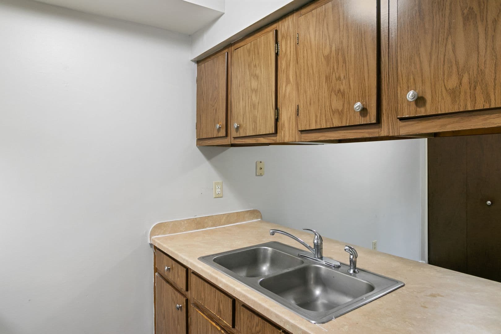 Holt Apartment: 2371 Aurelius Rd