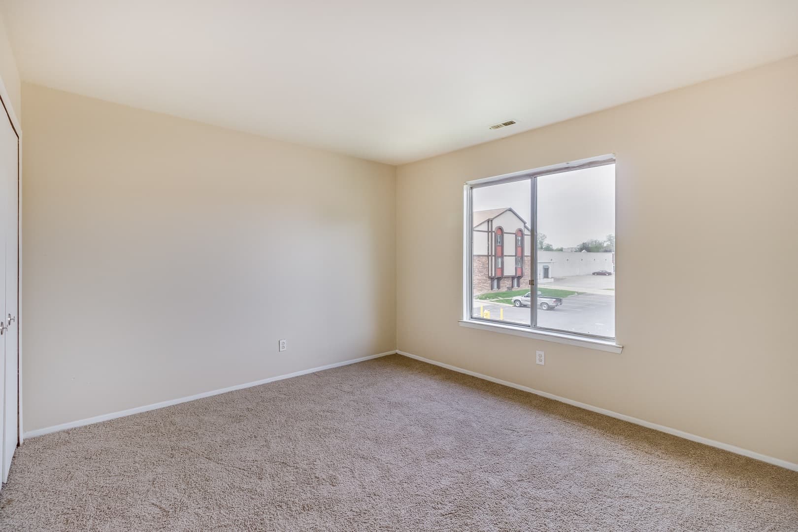 Lapeer Apartment: 55 Suzanne Drive