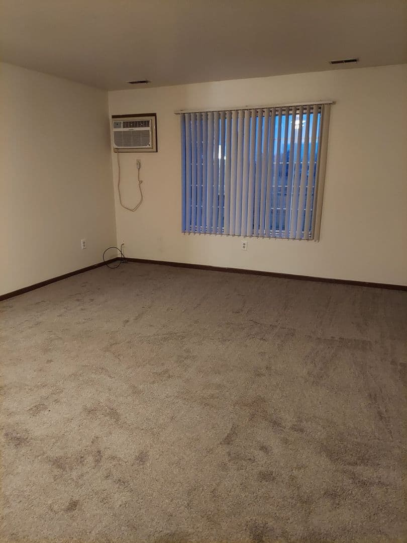 Hemlock Apartment: 1226 North Hemlock Rd