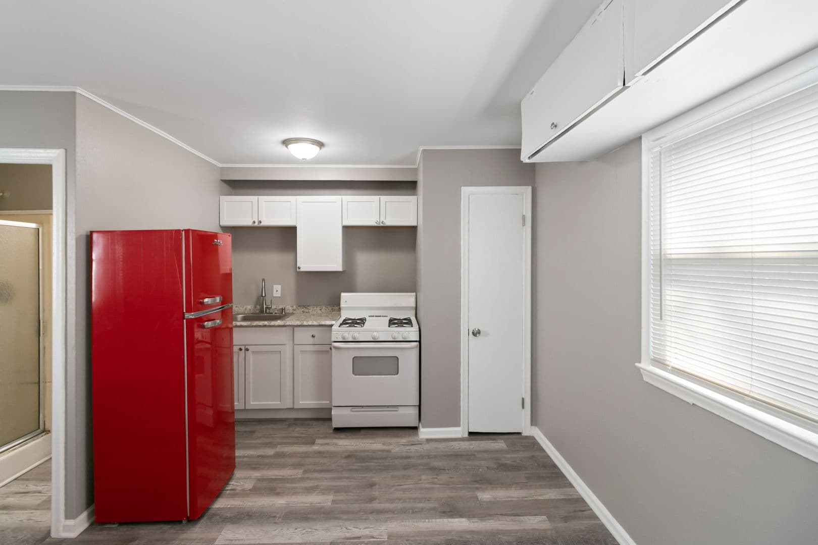 Redford Charter Twp Apartment: 24311 Plymouth Rd