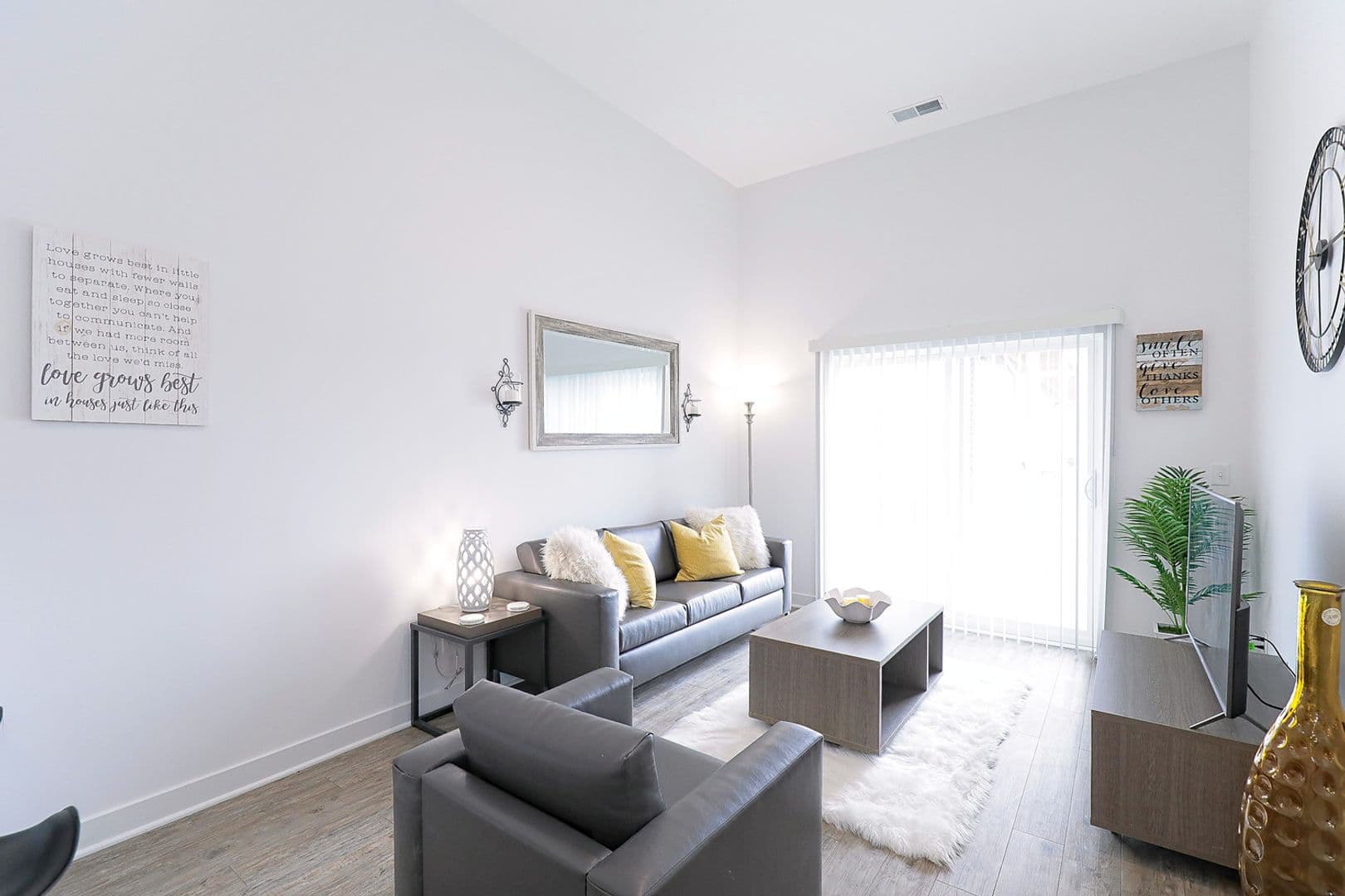 East Lansing Apartment: 16820 Chandler Rd