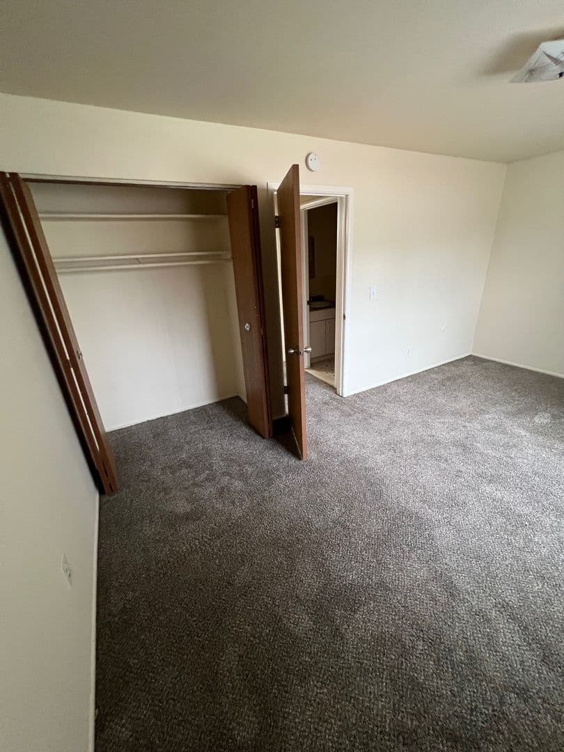 Roseville Apartment: 16435 E 12 Mile Rd
