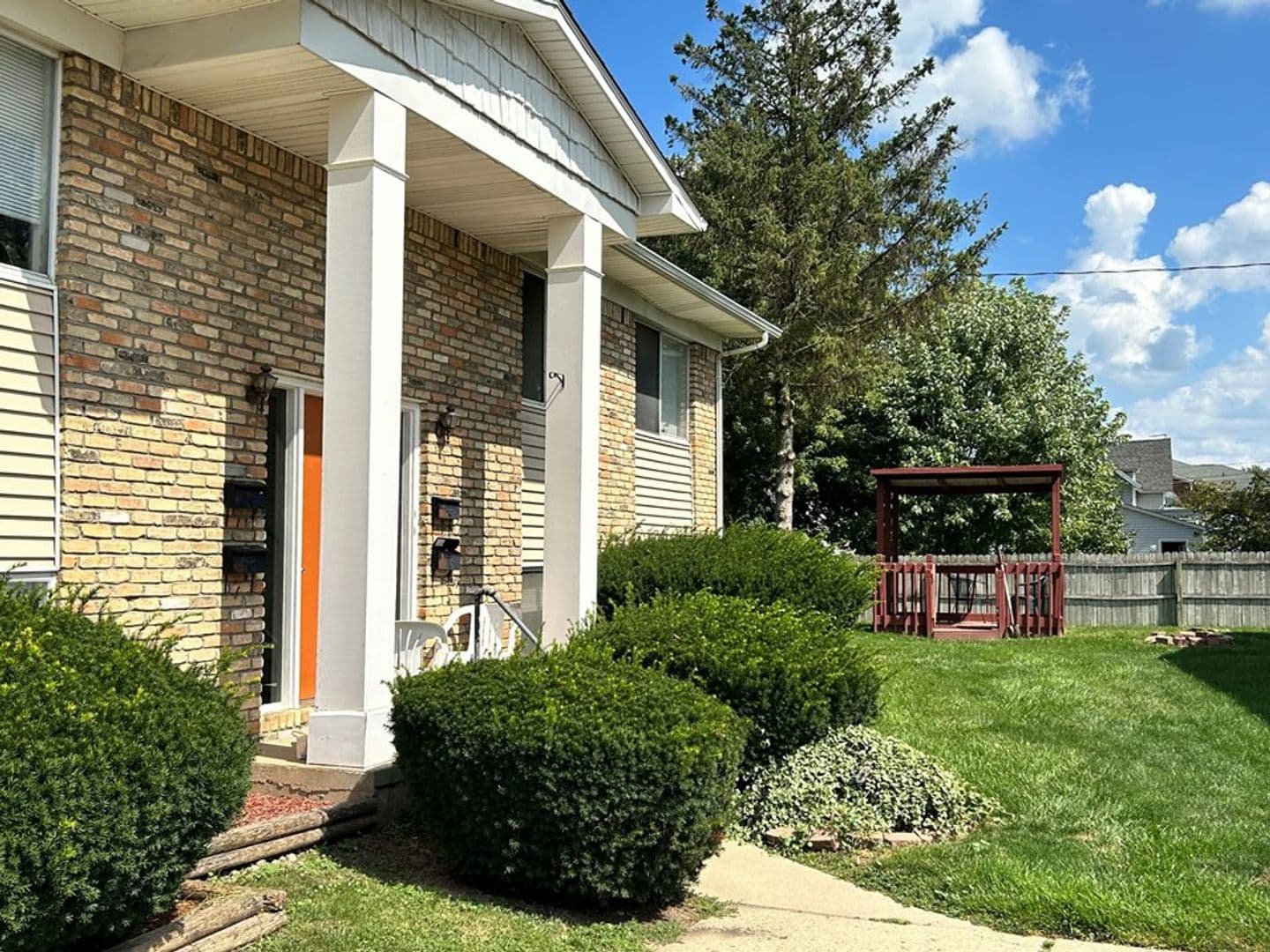 Durand Apartment: 312 N Oak Street