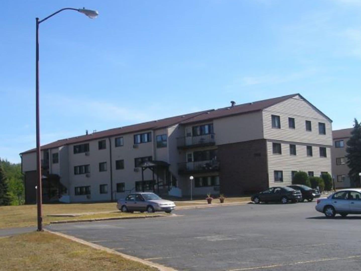 Ishpeming Apartment: 711, 717, 701, 703 W Empire Street
