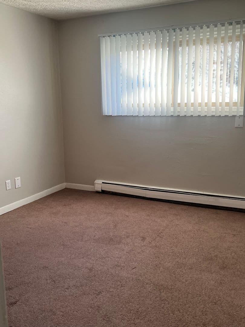 Lansing Apartment: 4901 S Pennsylvania Ave