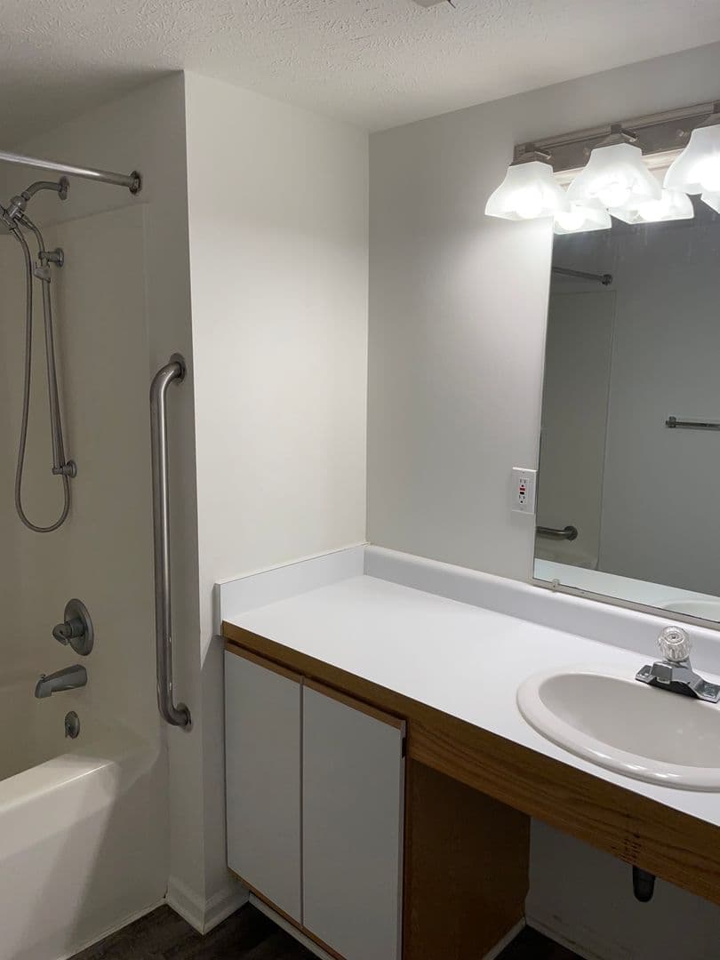 DeWitt Apartment: 840 S. Bridge Street