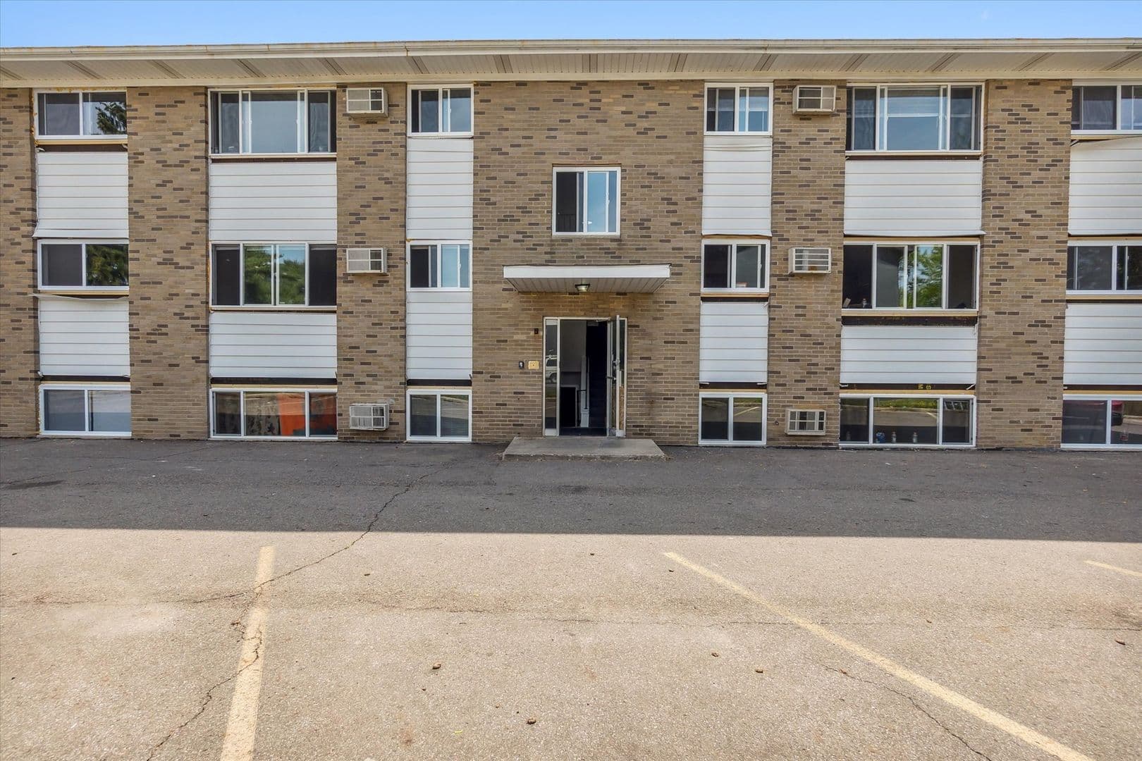 Lansing Apartment: 4221 N. Grand River Ave