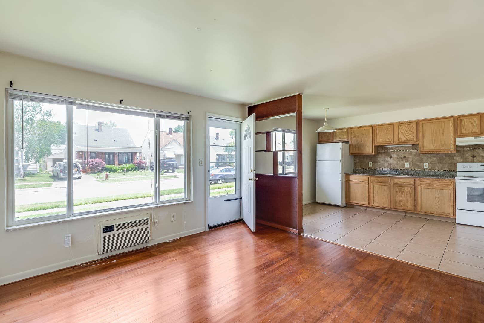 Lincoln Park Apartment: 2201 London Ave