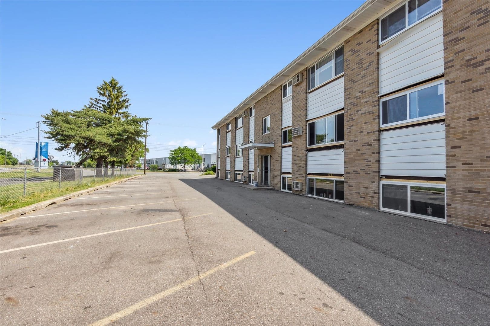 Lansing Apartment: 4221 N. Grand River Ave