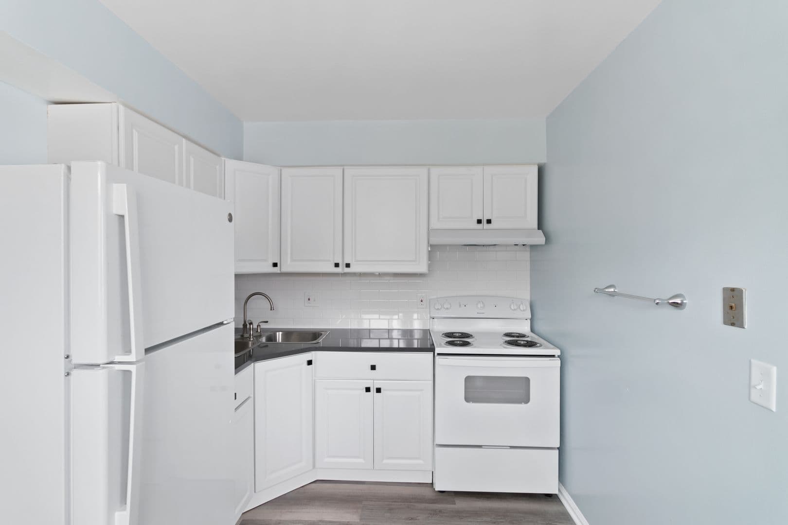 Lansing Apartment: 4221 N. Grand River Ave