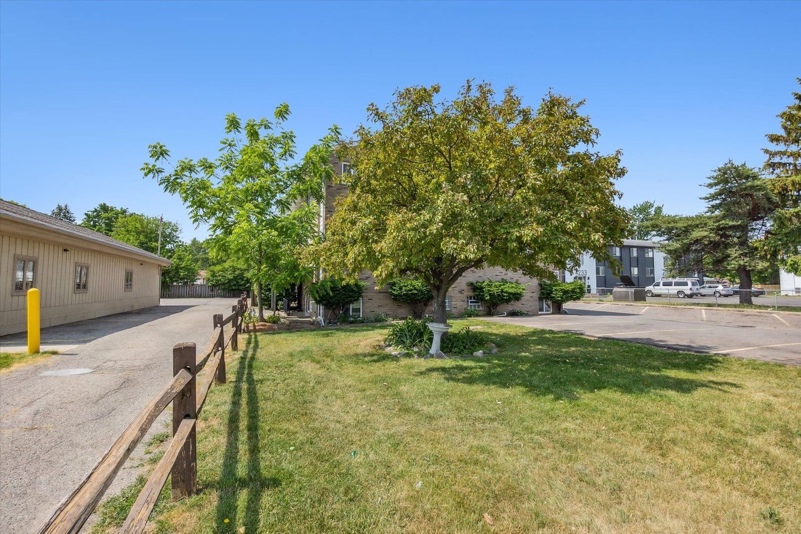 Lansing Apartment: 4221 N. Grand River Ave
