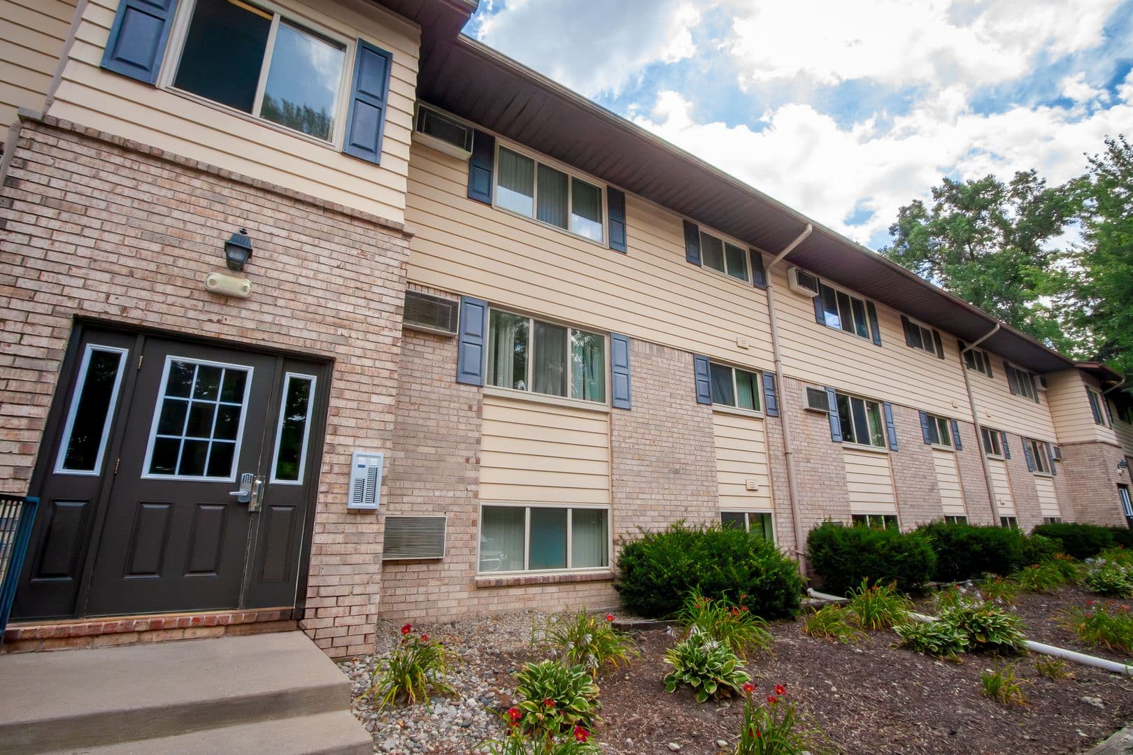 East Lansing Apartment: 2345 N. Harrison Road