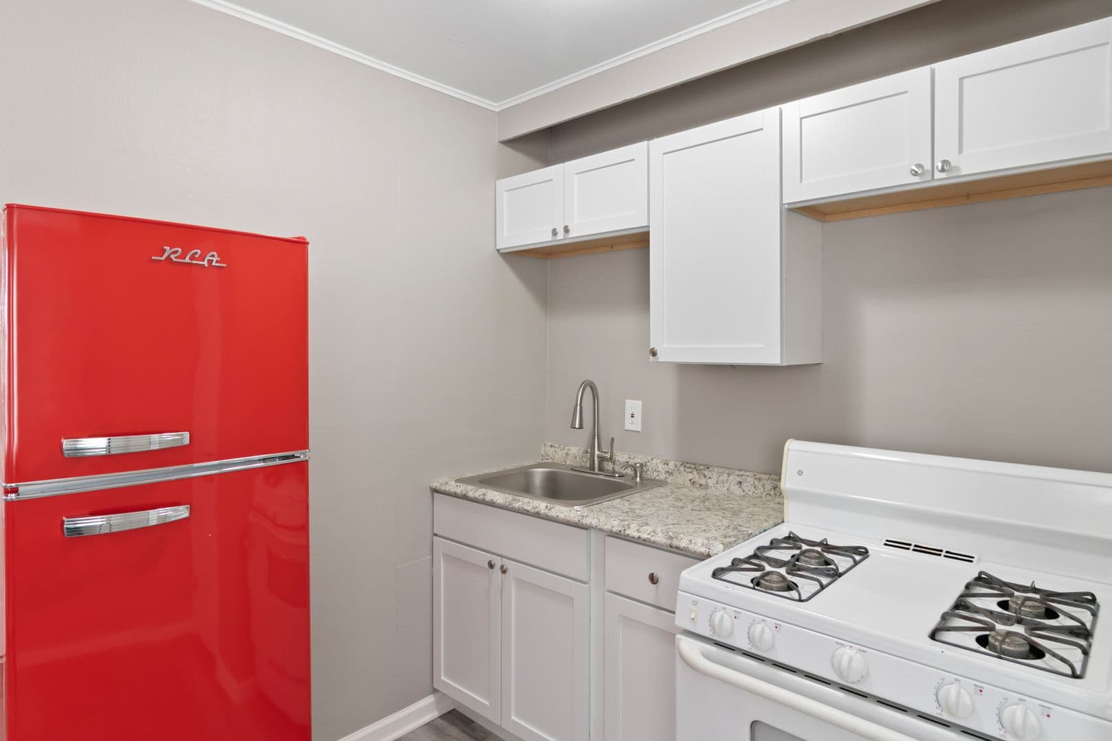 Redford Charter Twp Apartment: 24311 Plymouth Rd