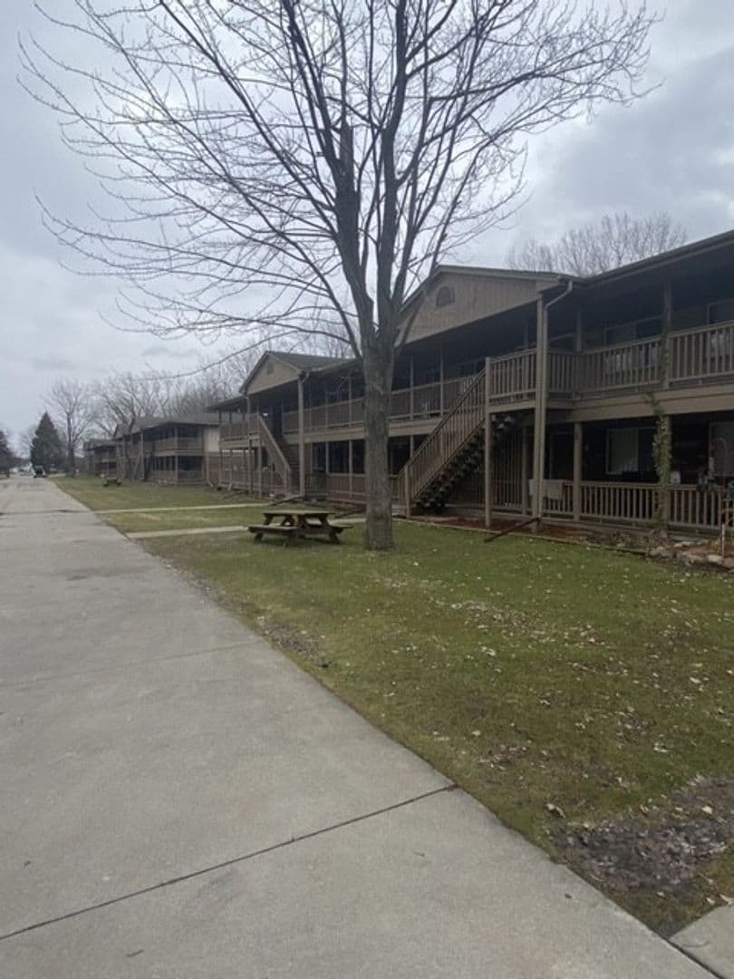 East China Apartment: 5200 Pointe Drive