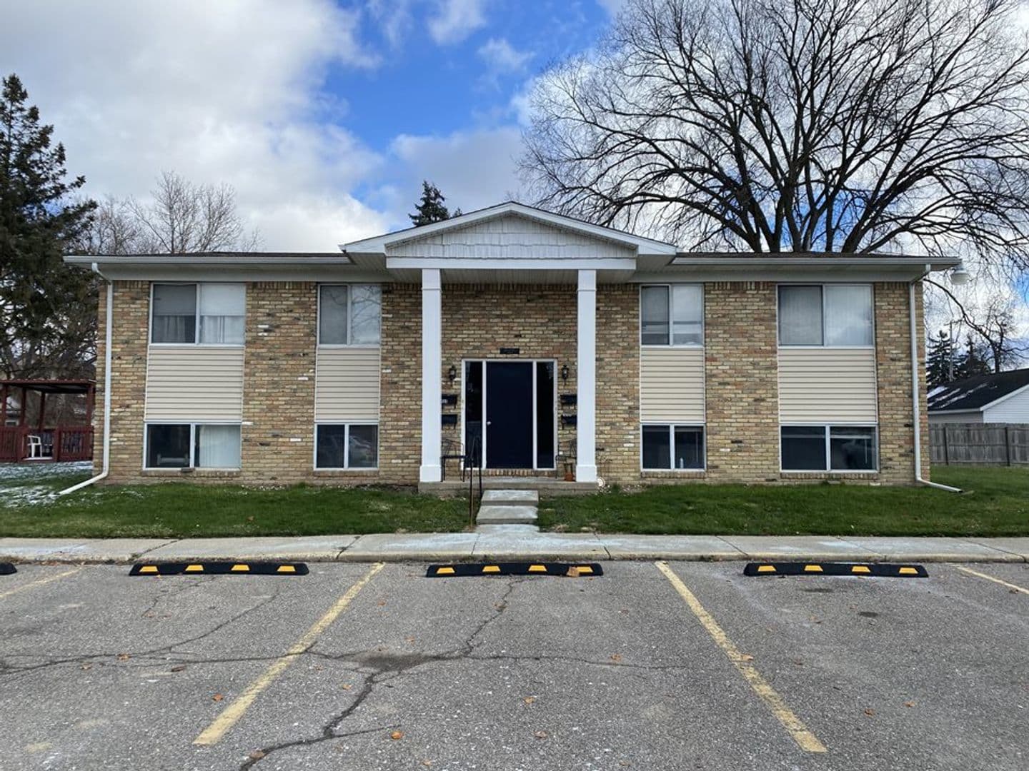 Durand Apartment: 312 N Oak Street