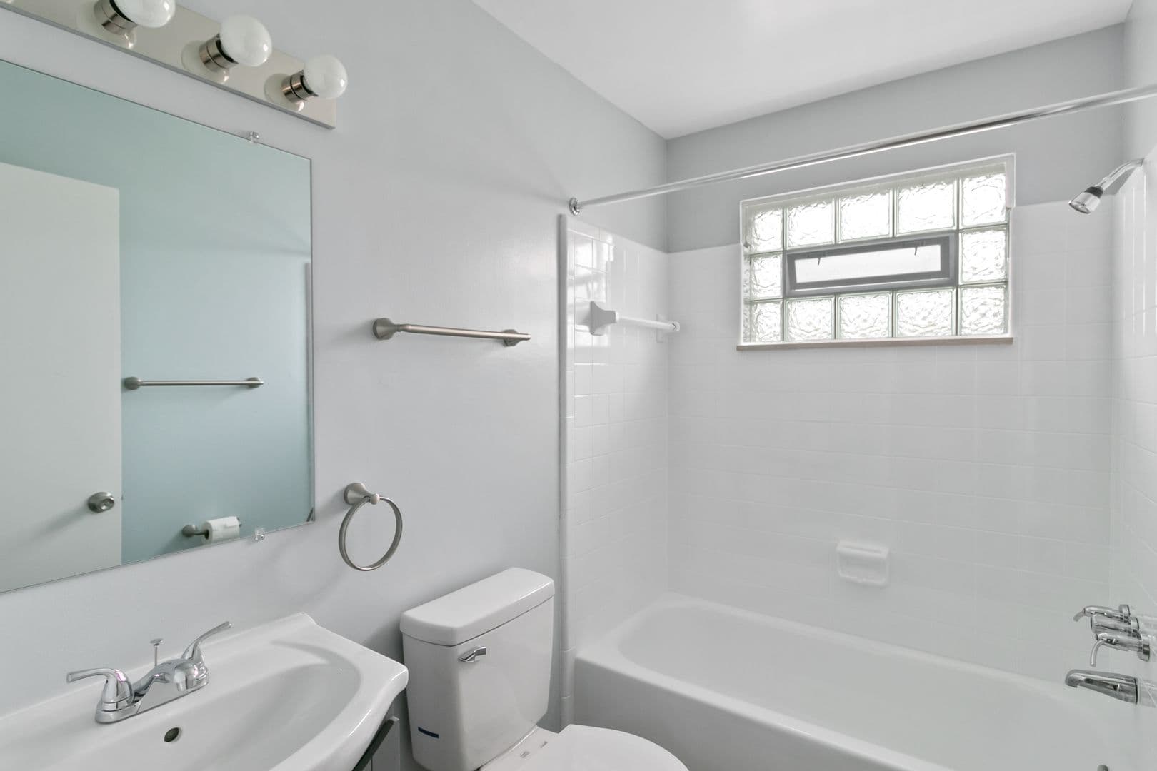 Lansing Apartment: 4221 N. Grand River Ave