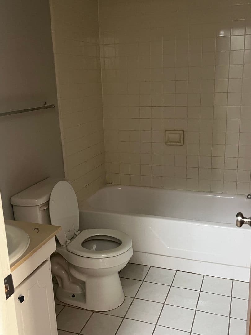 Lansing Apartment: 4901 S Pennsylvania Ave