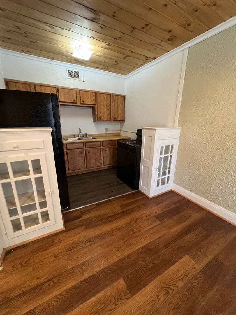 Parchment Apartment: 133 & 143 N Riverview Drive