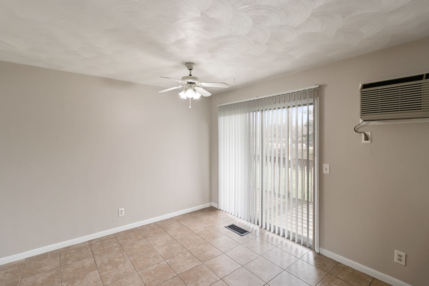 DeWitt Apartment: 13435 Dawn Dew Dr.